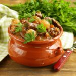 Cum să gătești carne suculentă în oale: trei rețete simple