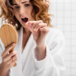 Numite 13 cauze principale ale căderii părului: expertul explică cum