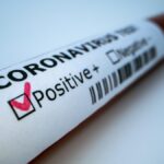 O nouă tulpină foarte infecțioasă de COVID se răspândește în